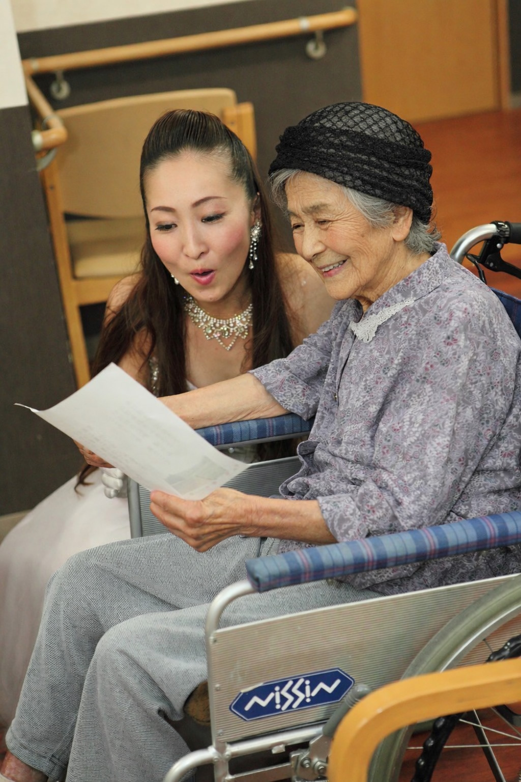 ご入居者と交流する出演者
